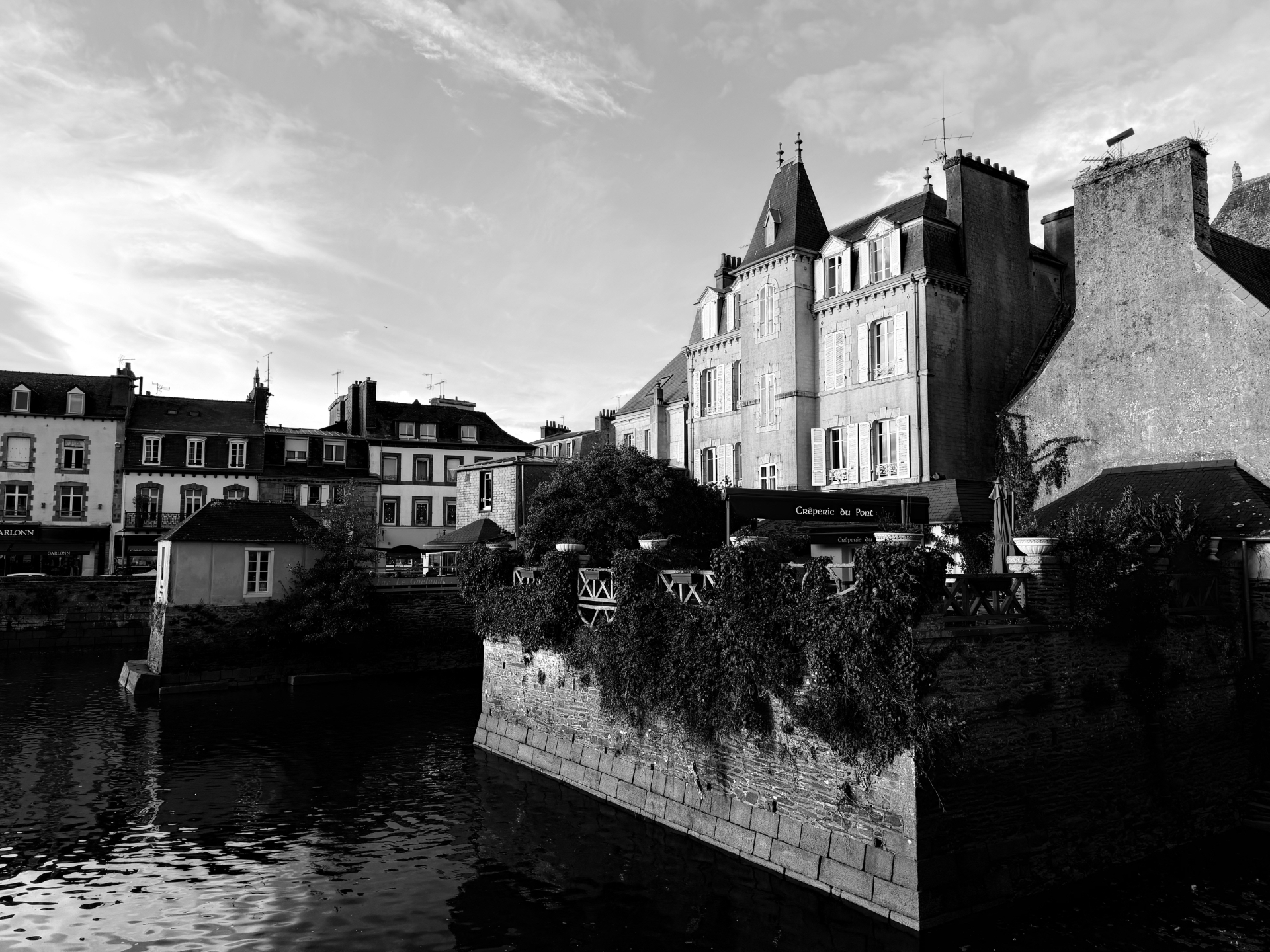 La terrasse et les maisons au-dessus de l'Élorn