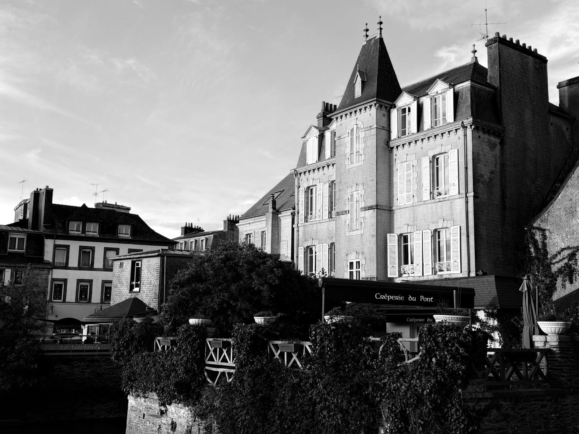 Le pont habité de Landerneau, côté crêperie et tourelle