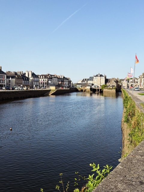 Landerneau sous un ciel bleu, le long de l’Élorn